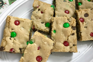 Christmas M&M Cookie Bars Recipe